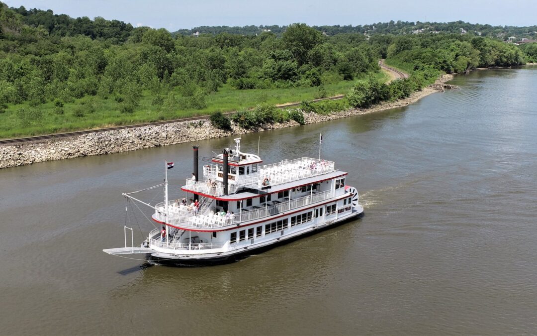 Enjoy a dinner cruise on the fashioned paddle wheeler Mark Twain Riverboat. Just one of the fun attractions on The Heart of Americana tour with Elite-Goody Tours.